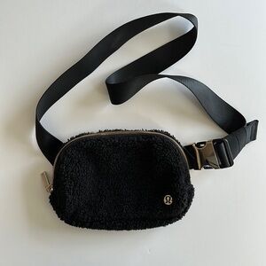 Lululemon Athletica Everywhere Fleece Belt bag (black)